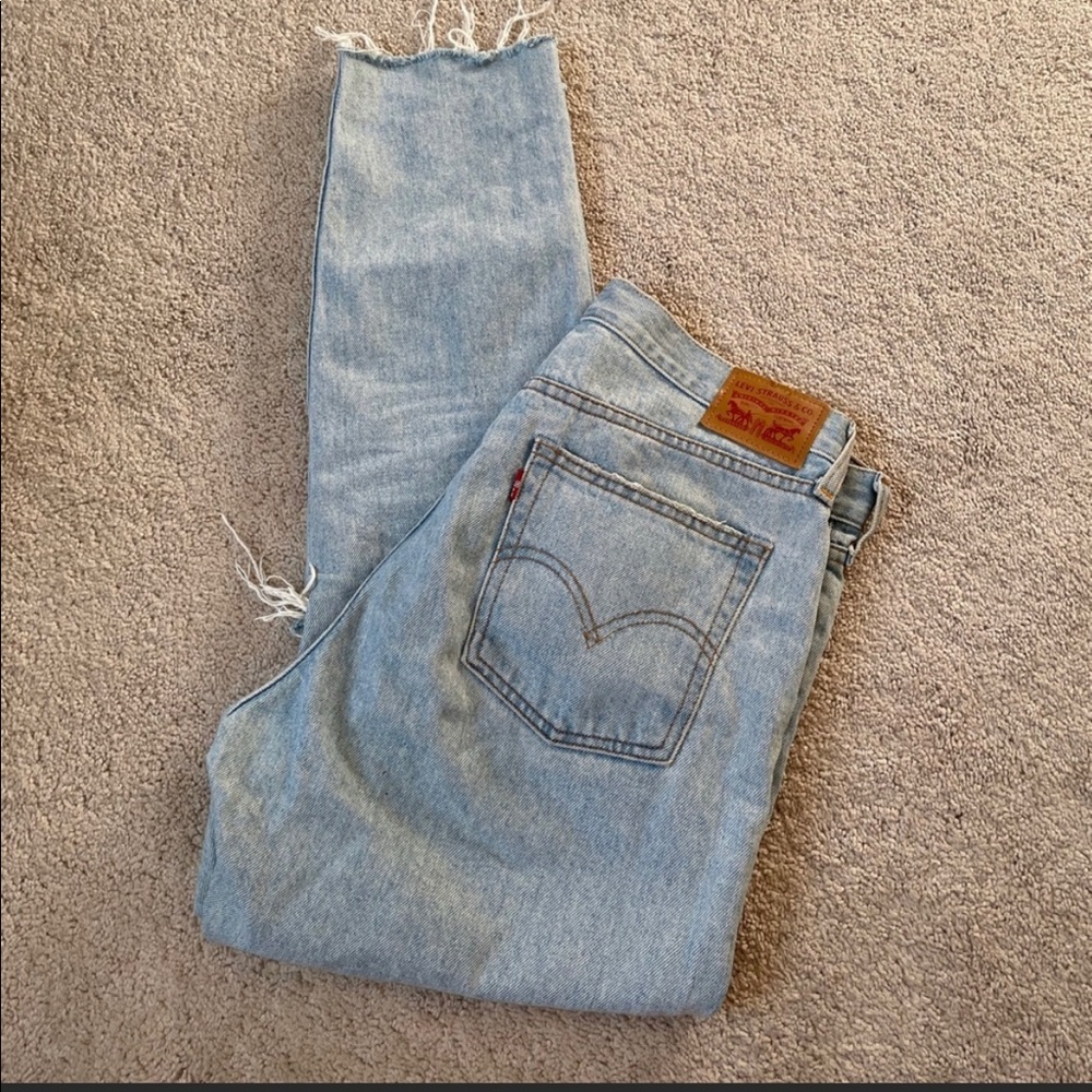 SOLD 🛑 Woman Levis denim jeans distressed